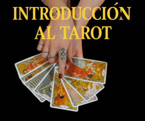 una mano con cartas de tarot - introduccion al tarot
